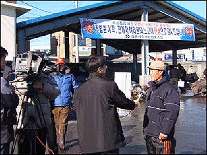 언론과 인터뷰 중이신 남진호 선장님 